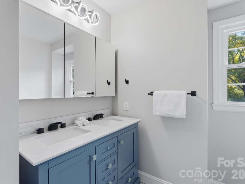1200 Charter Place, Charlotte, NC 28211.  MLS# CAR4435182, YatesRealty ID 57748. Upper level hallway bathroom