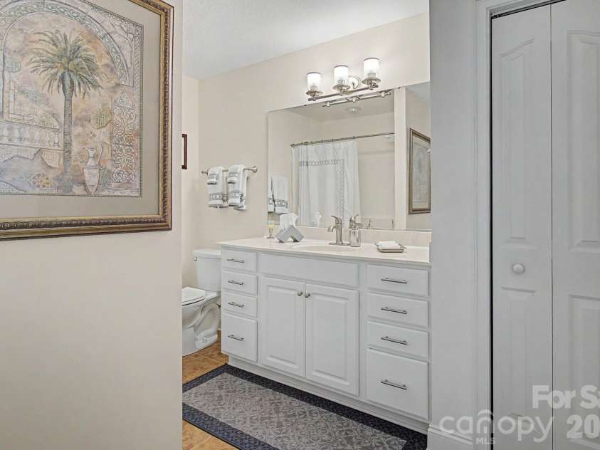 47 Outlook Circle, Swannanoa, NC 28778.  MLS# CAR4435002, YatesRealty ID 57749. 2nd Bathroom with Tub/Shower
