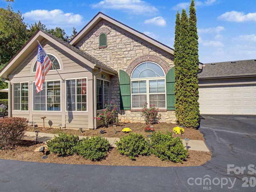 47 Outlook Circle, Swannanoa, NC 28778.  MLS# CAR4435002, YatesRealty ID 57749. 