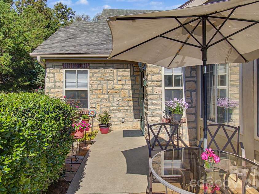 47 Outlook Circle, Swannanoa, NC 28778.  MLS# CAR4435002, YatesRealty ID 57749. 