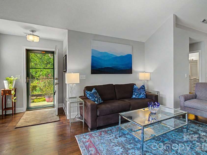 47 Outlook Circle, Swannanoa, NC 28778.  MLS# CAR4435002, YatesRealty ID 57749. 