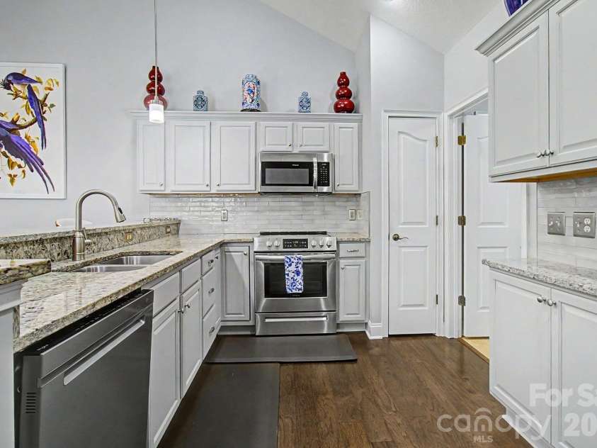 47 Outlook Circle, Swannanoa, NC 28778.  MLS# CAR4435002, YatesRealty ID 57749. 