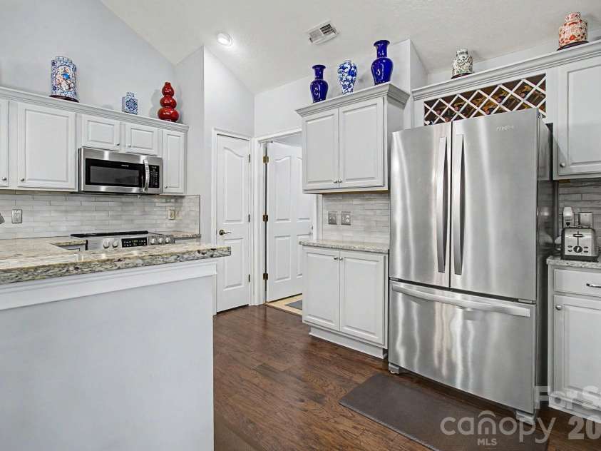 47 Outlook Circle, Swannanoa, NC 28778.  MLS# CAR4435002, YatesRealty ID 57749. 