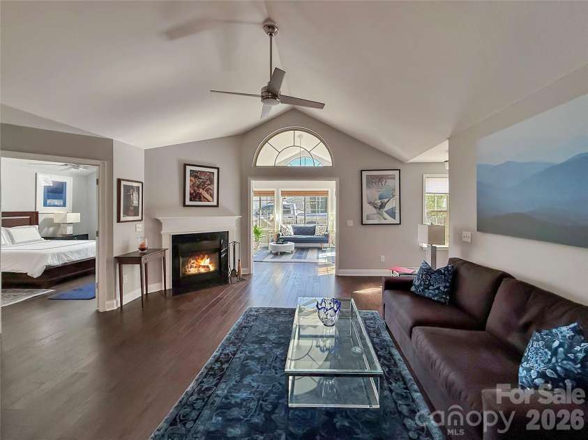 47 Outlook Circle, Swannanoa, NC 28778.  MLS# CAR4435002, YatesRealty ID 57749. 