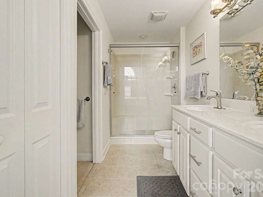 47 Outlook Circle, Swannanoa, NC 28778.  MLS# CAR4435002, YatesRealty ID 57749. Primary Bathroom