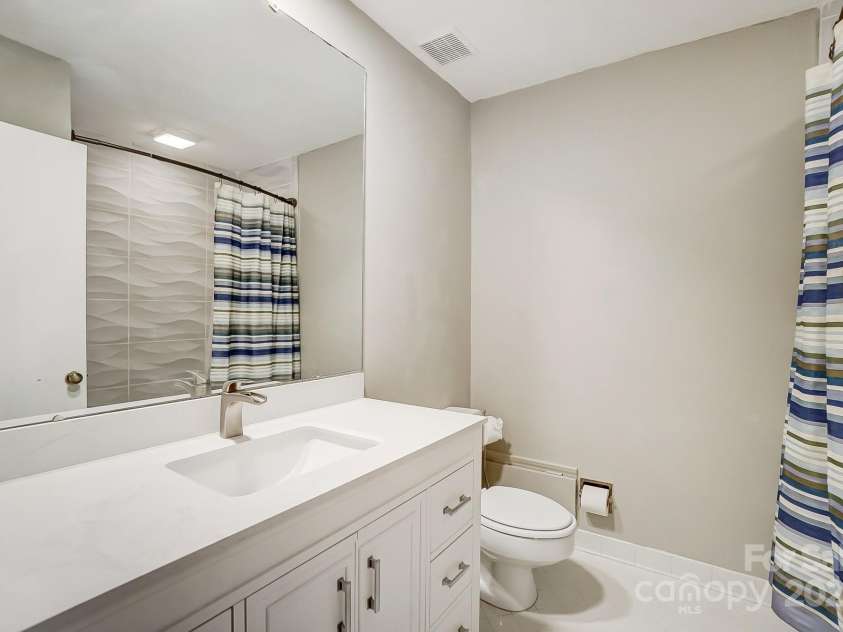 11429 Spreading Oak Lane, Charlotte, NC 28226.  MLS# CAR4194529, YatesRealty ID 5776. 2nd Full Bath