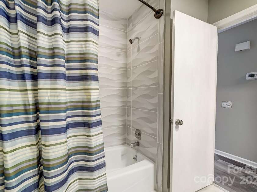 11429 Spreading Oak Lane, Charlotte, NC 28226.  MLS# CAR4194529, YatesRealty ID 5776. 2nd Full Bath