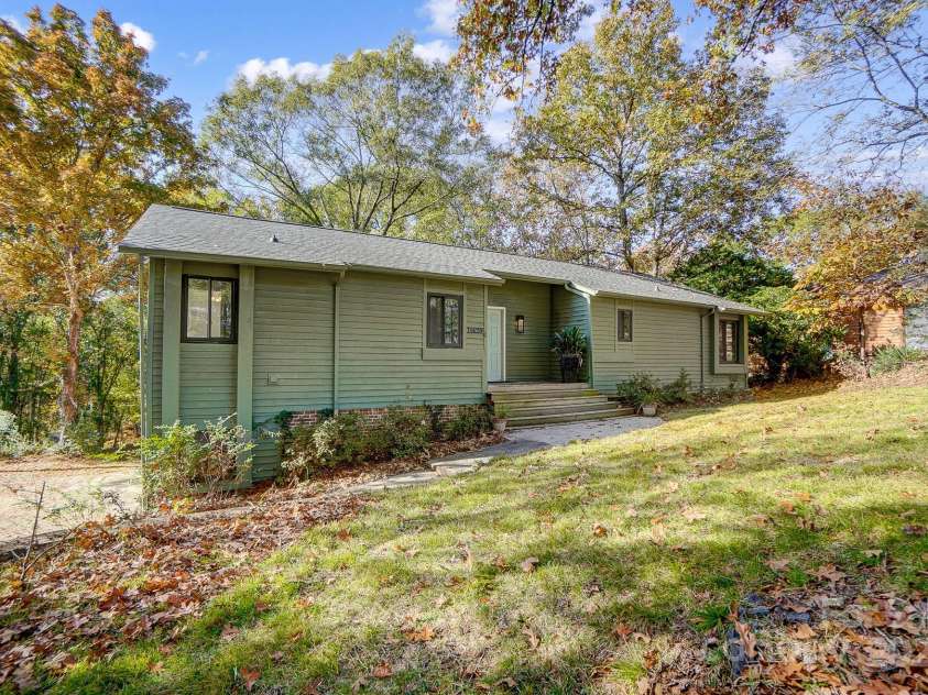 11429 Spreading Oak Lane, Charlotte, NC 28226.  MLS# CAR4194529, YatesRealty ID 5776. 