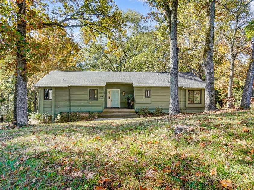 11429 Spreading Oak Lane, Charlotte, NC 28226.  MLS# CAR4194529, YatesRealty ID 5776. 