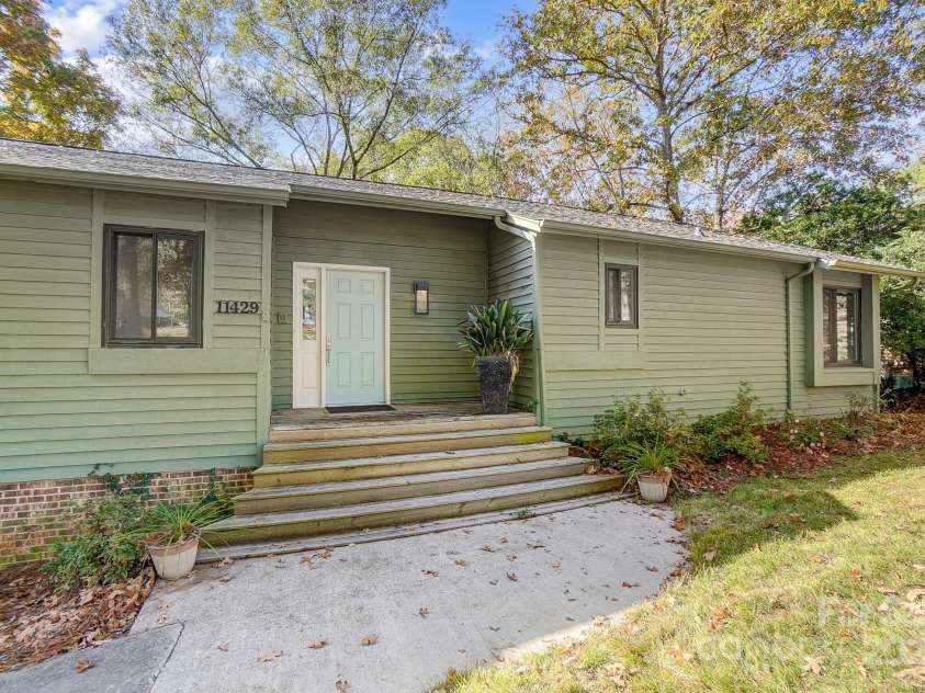 11429 Spreading Oak Lane, Charlotte, NC 28226.  MLS# CAR4194529, YatesRealty ID 5776. 
