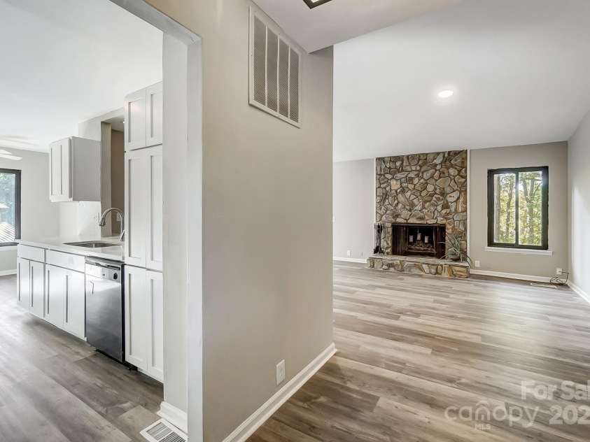 11429 Spreading Oak Lane, Charlotte, NC 28226.  MLS# CAR4194529, YatesRealty ID 5776. 