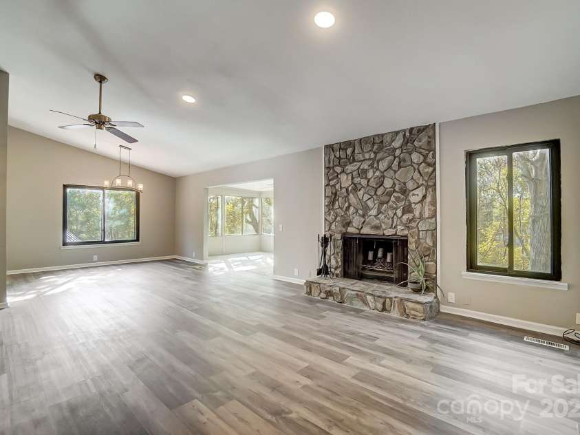 11429 Spreading Oak Lane, Charlotte, NC 28226.  MLS# CAR4194529, YatesRealty ID 5776. 