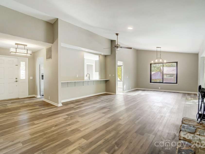 11429 Spreading Oak Lane, Charlotte, NC 28226.  MLS# CAR4194529, YatesRealty ID 5776. 