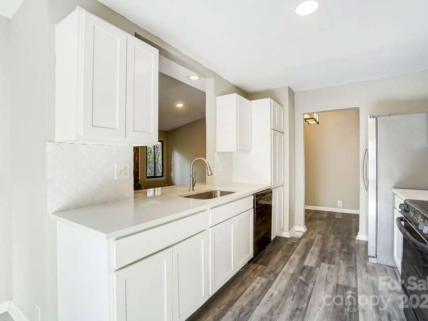 11429 Spreading Oak Lane, Charlotte, NC 28226.  MLS# CAR4194529, YatesRealty ID 5776. 