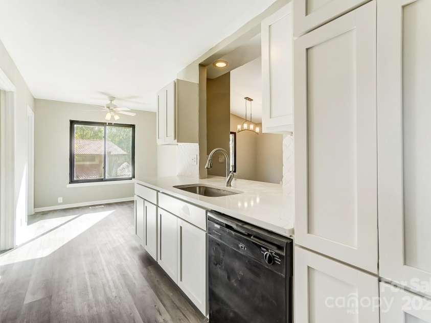 11429 Spreading Oak Lane, Charlotte, NC 28226.  MLS# CAR4194529, YatesRealty ID 5776. 