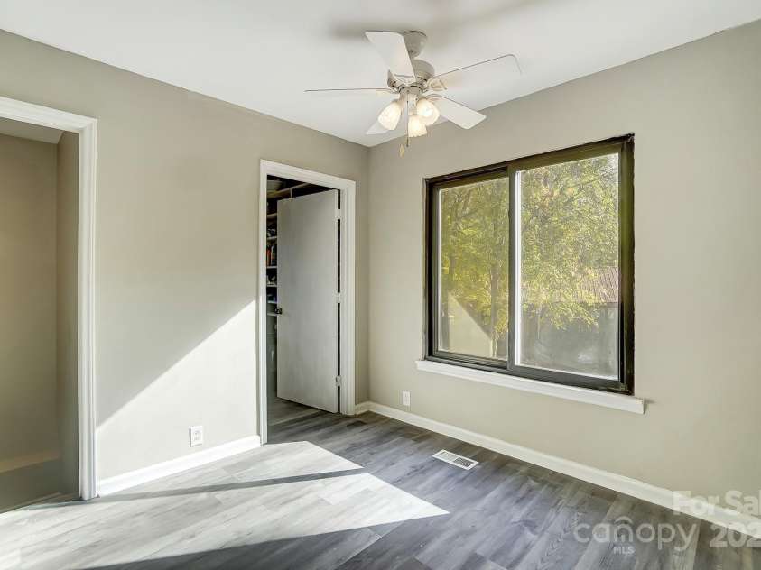 11429 Spreading Oak Lane, Charlotte, NC 28226.  MLS# CAR4194529, YatesRealty ID 5776. 