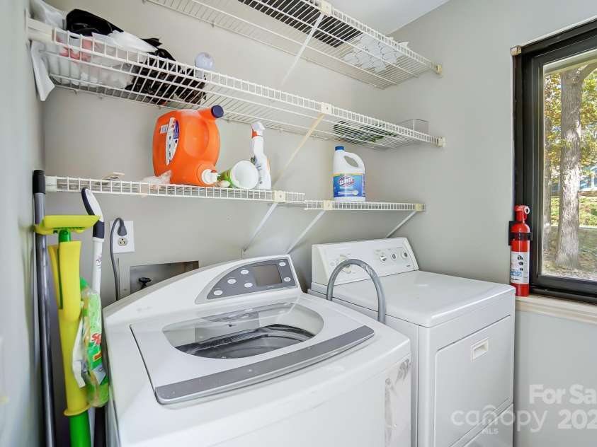 11429 Spreading Oak Lane, Charlotte, NC 28226.  MLS# CAR4194529, YatesRealty ID 5776. 