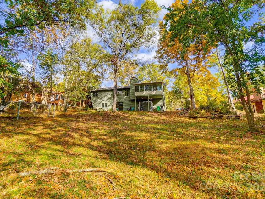 11429 Spreading Oak Lane, Charlotte, NC 28226.  MLS# CAR4194529, YatesRealty ID 5776. 