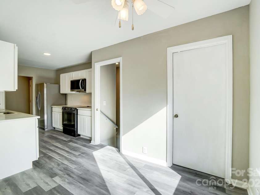 11429 Spreading Oak Lane, Charlotte, NC 28226.  MLS# CAR4194529, YatesRealty ID 5776. Basement Access from Kitchen
