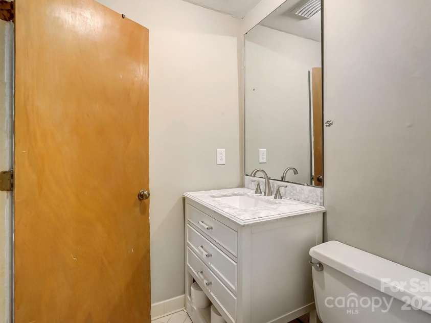 11429 Spreading Oak Lane, Charlotte, NC 28226.  MLS# CAR4194529, YatesRealty ID 5776. Basement Full Bath