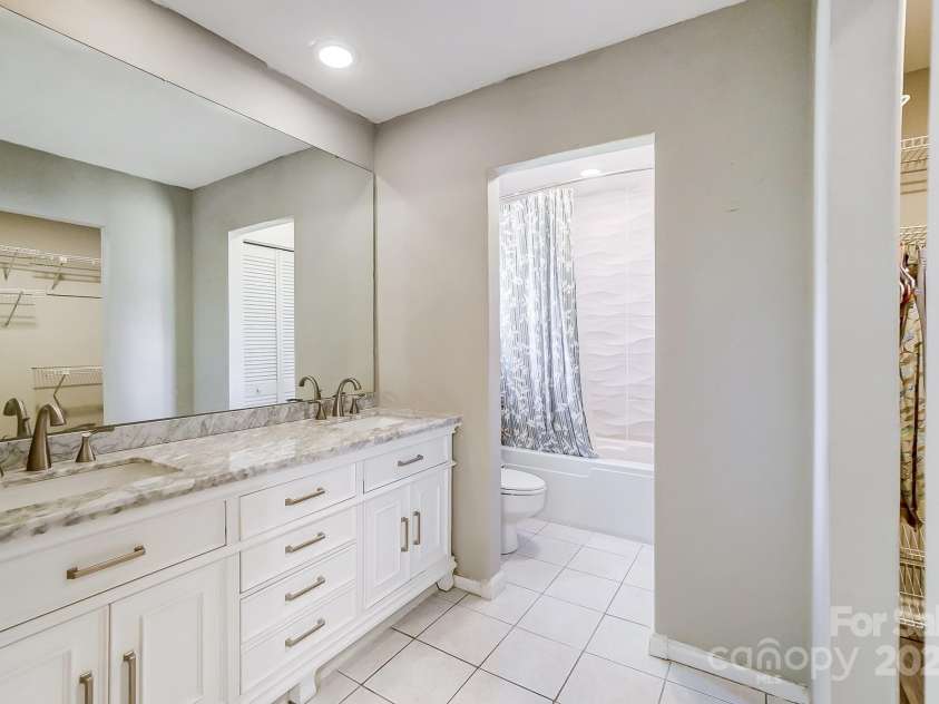 11429 Spreading Oak Lane, Charlotte, NC 28226.  MLS# CAR4194529, YatesRealty ID 5776. Primary Bath