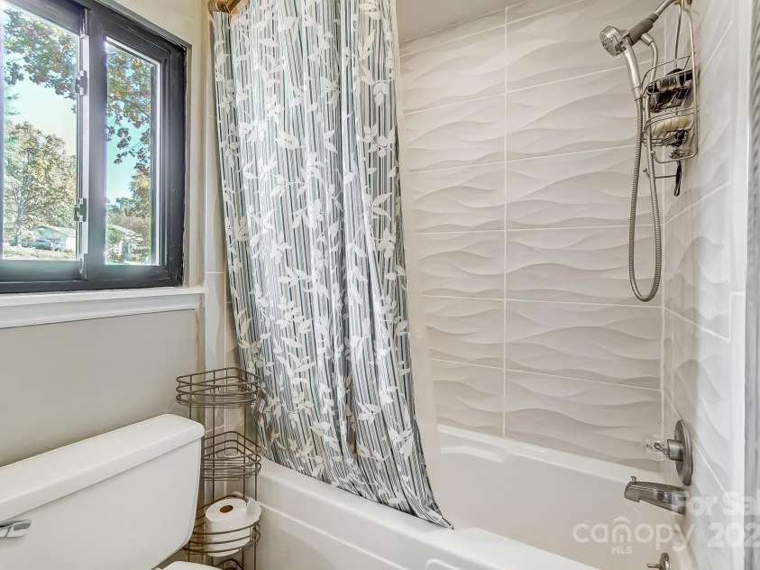 11429 Spreading Oak Lane, Charlotte, NC 28226.  MLS# CAR4194529, YatesRealty ID 5776. Primary Bath