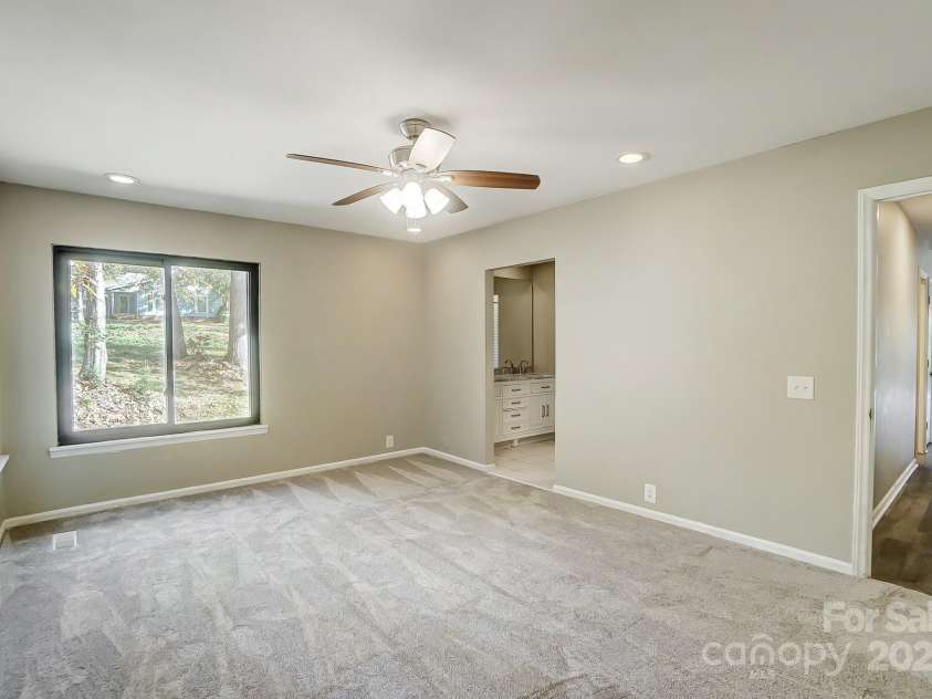 11429 Spreading Oak Lane, Charlotte, NC 28226.  MLS# CAR4194529, YatesRealty ID 5776. Primary Bedroom