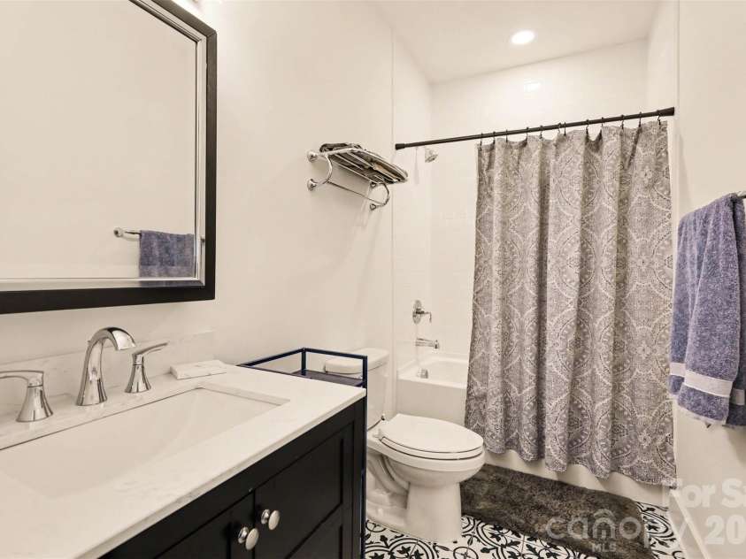 302 Forest Bay Court, Belmont, NC 28012.  MLS# CAR4358873, YatesRealty ID 5776. 2nd Floor Bath