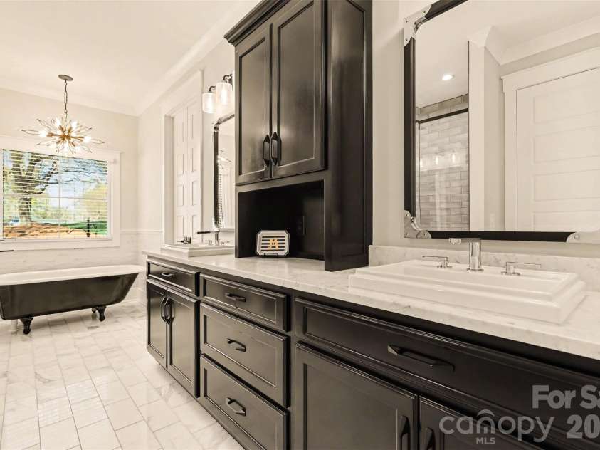 302 Forest Bay Court, Belmont, NC 28012.  MLS# CAR4358873, YatesRealty ID 5776. Primary Bath