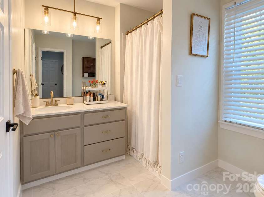 11101 Sevilla Court, Charlotte, NC 28226.  MLS# CAR4427572, YatesRealty ID 57761. Bathroom 1 Primary - Main Floor
