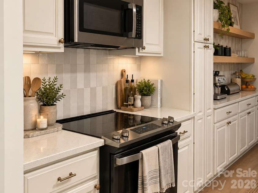 11101 Sevilla Court, Charlotte, NC 28226.  MLS# CAR4427572, YatesRealty ID 57761. Kitchen