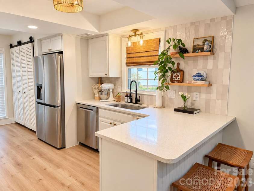11101 Sevilla Court, Charlotte, NC 28226.  MLS# CAR4427572, YatesRealty ID 57761. Kitchen
