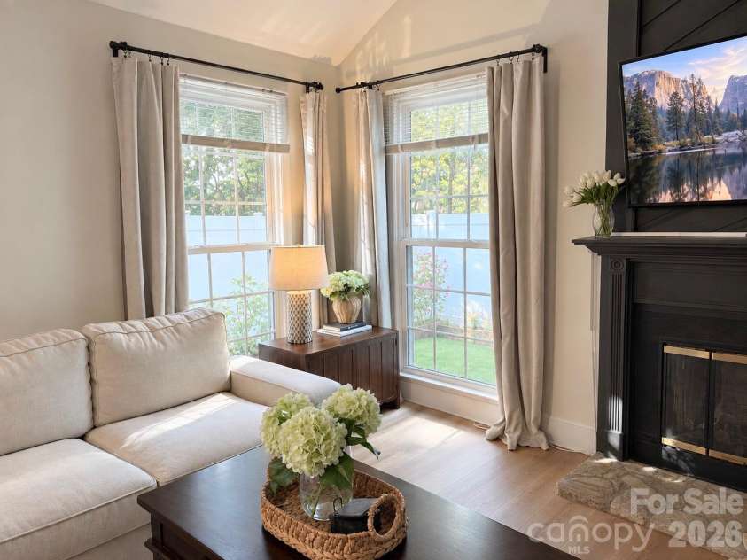11101 Sevilla Court, Charlotte, NC 28226.  MLS# CAR4427572, YatesRealty ID 57761. Living Room
