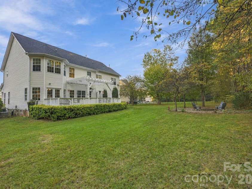 5704 Snapdragon Lane, Huntersville, NC 28078.  MLS# CAR4426906, YatesRealty ID 57765. Large private backyard