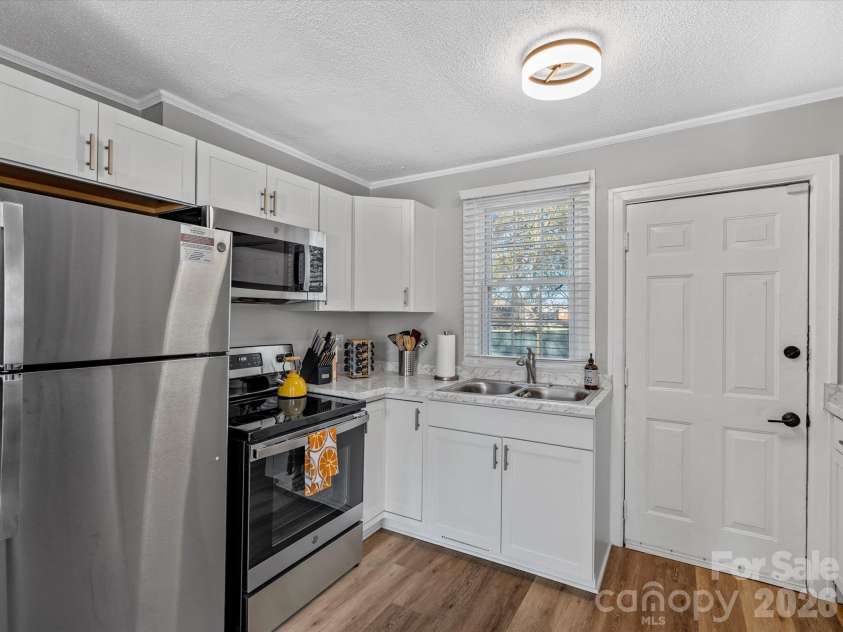 1136 Mona Drive, Charlotte, NC 28206.  MLS# CAR4411375, YatesRealty ID 57766. 