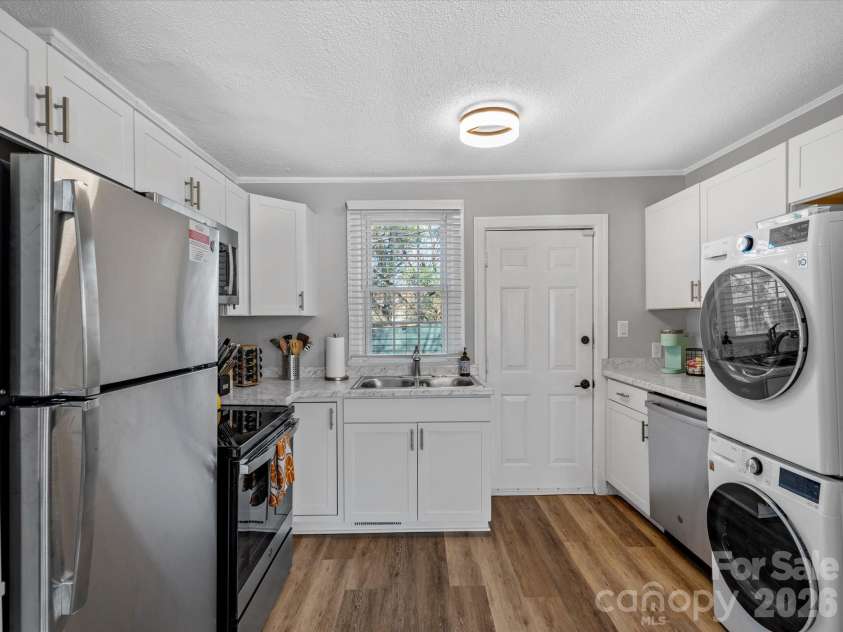 1136 Mona Drive, Charlotte, NC 28206.  MLS# CAR4411375, YatesRealty ID 57766. 