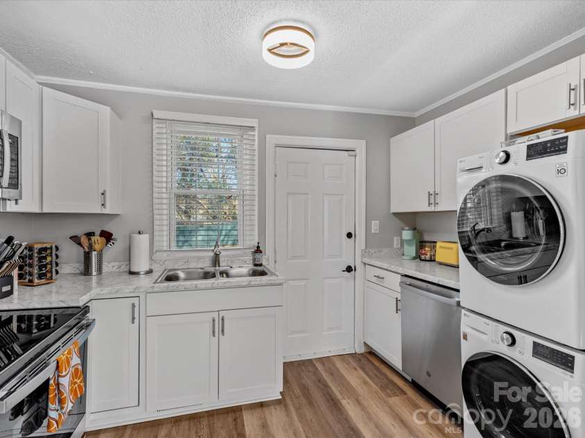 1136 Mona Drive, Charlotte, NC 28206.  MLS# CAR4411375, YatesRealty ID 57766. 