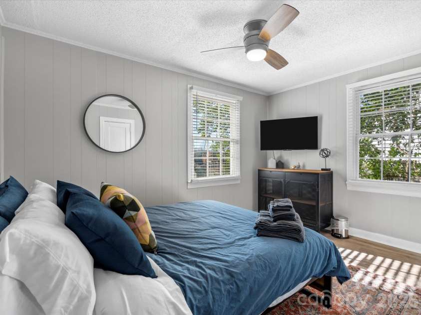 1136 Mona Drive, Charlotte, NC 28206.  MLS# CAR4411375, YatesRealty ID 57766. 
