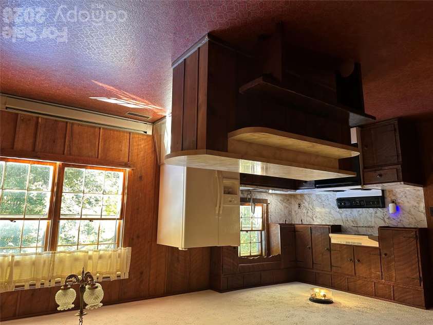 2727 Haas Lane, Lenoir, NC 28645.  MLS# CAR4436149, YatesRealty ID 57778. Island with bench