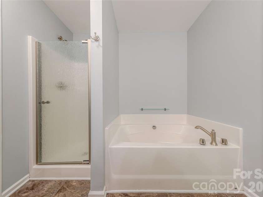 2147 Midnight Blue Lane, Fort Mill, SC 29708.  MLS# CAR4340117, YatesRealty ID 5778. Garden Tub