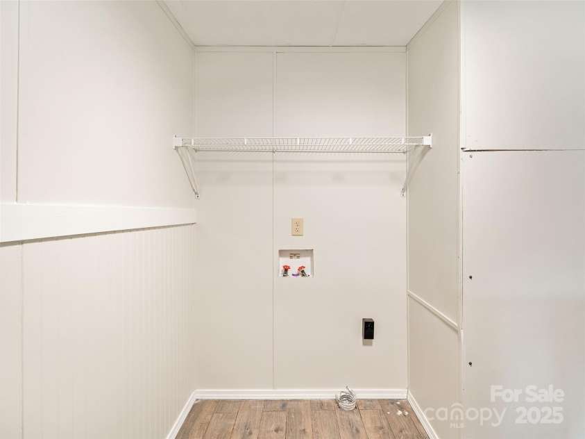 105 Satinwood Drive, Burnsville, NC 28714.  MLS# CAR4329314, YatesRealty ID 578. 