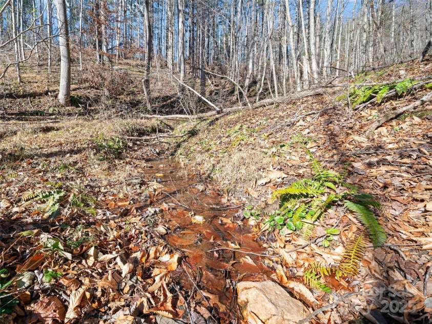 105 Satinwood Drive, Burnsville, NC 28714.  MLS# CAR4329314, YatesRealty ID 578. 