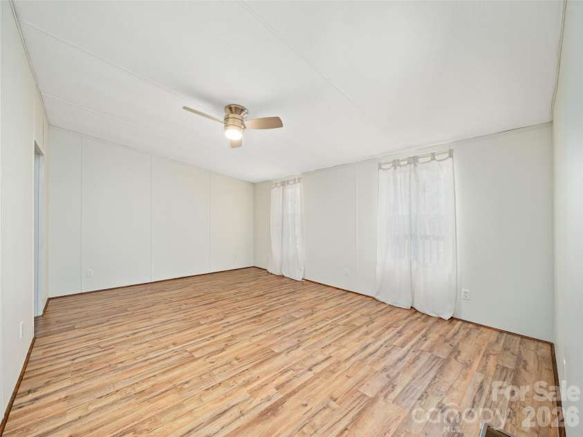 105 Satinwood Drive, Burnsville, NC 28714.  MLS# CAR4329314, YatesRealty ID 578. 