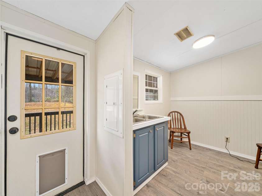 105 Satinwood Drive, Burnsville, NC 28714.  MLS# CAR4329314, YatesRealty ID 578. 