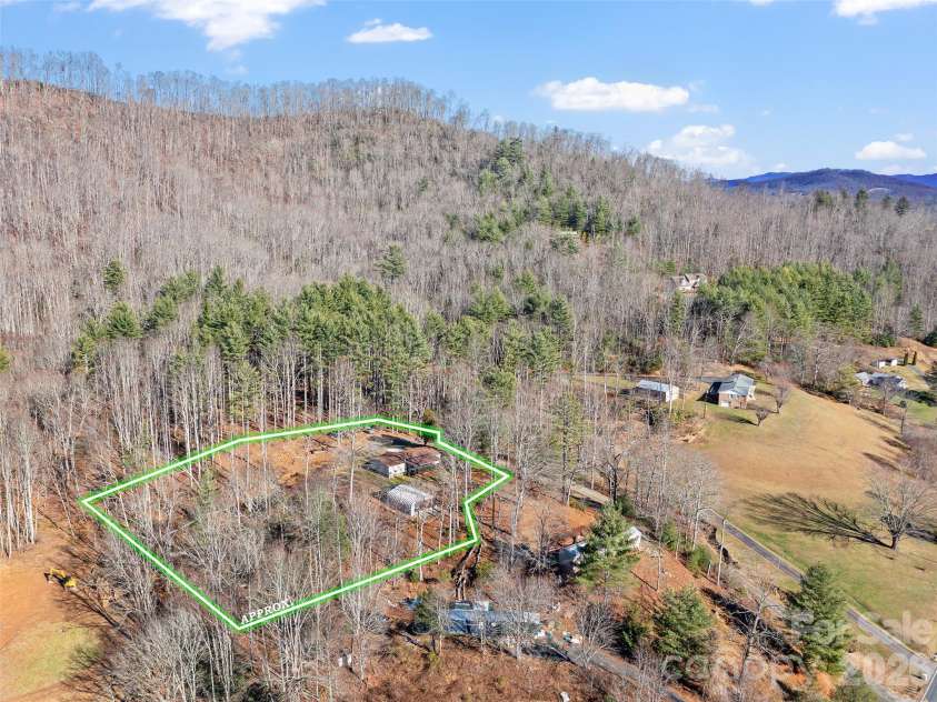 105 Satinwood Drive, Burnsville, NC 28714.  MLS# CAR4329314, YatesRealty ID 578. 