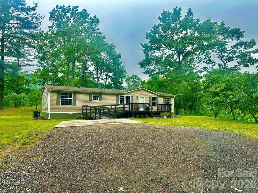 105 Satinwood Drive, Burnsville, NC 28714.  MLS# CAR4329314, YatesRealty ID 578. 