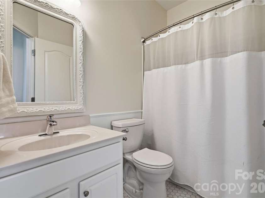 16918 Summers Walk Boulevard, Davidson, NC 28036.  MLS# CAR4436252, YatesRealty ID 57810. 2nd full bath upstairs has a tub