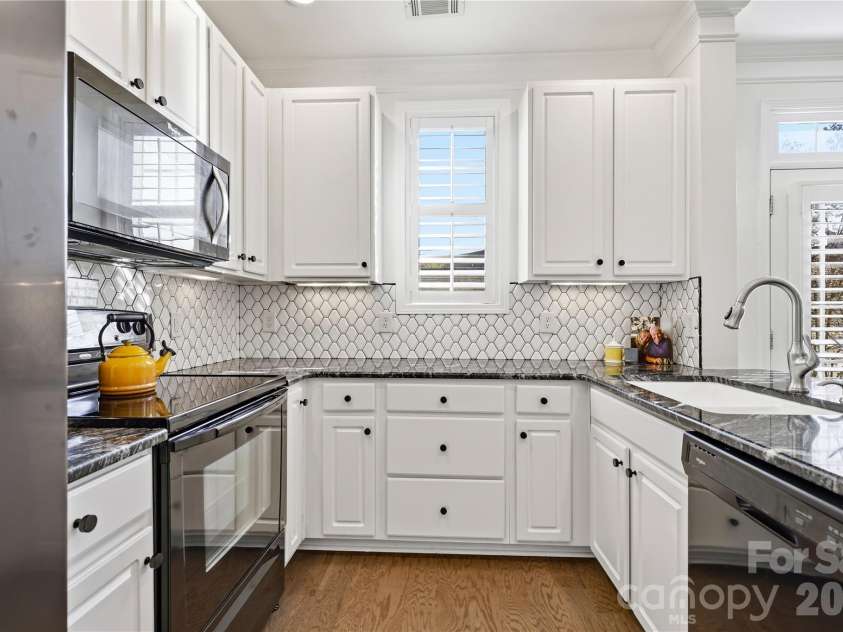 16918 Summers Walk Boulevard, Davidson, NC 28036.  MLS# CAR4436252, YatesRealty ID 57810. Airy and light filled