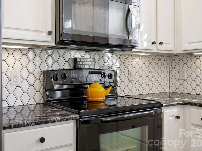 16918 Summers Walk Boulevard, Davidson, NC 28036.  MLS# CAR4436252, YatesRealty ID 57810. Beautiful backsplash