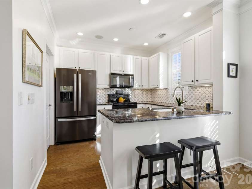 16918 Summers Walk Boulevard, Davidson, NC 28036.  MLS# CAR4436252, YatesRealty ID 57810. Breakfast bar with granite counters